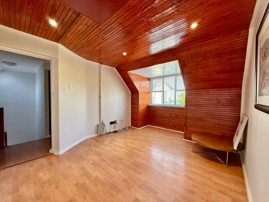 8 Bedroom Property for Sale in Milnerton Ridge Western Cape